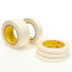 3M™ 444/444PC 双面聚酯胶带，采用 3M™ Adhesive 300 高性能丙烯酸胶粘剂，适用于低表面能（LSE）PP/PE 基材粘接，支持精密模切。